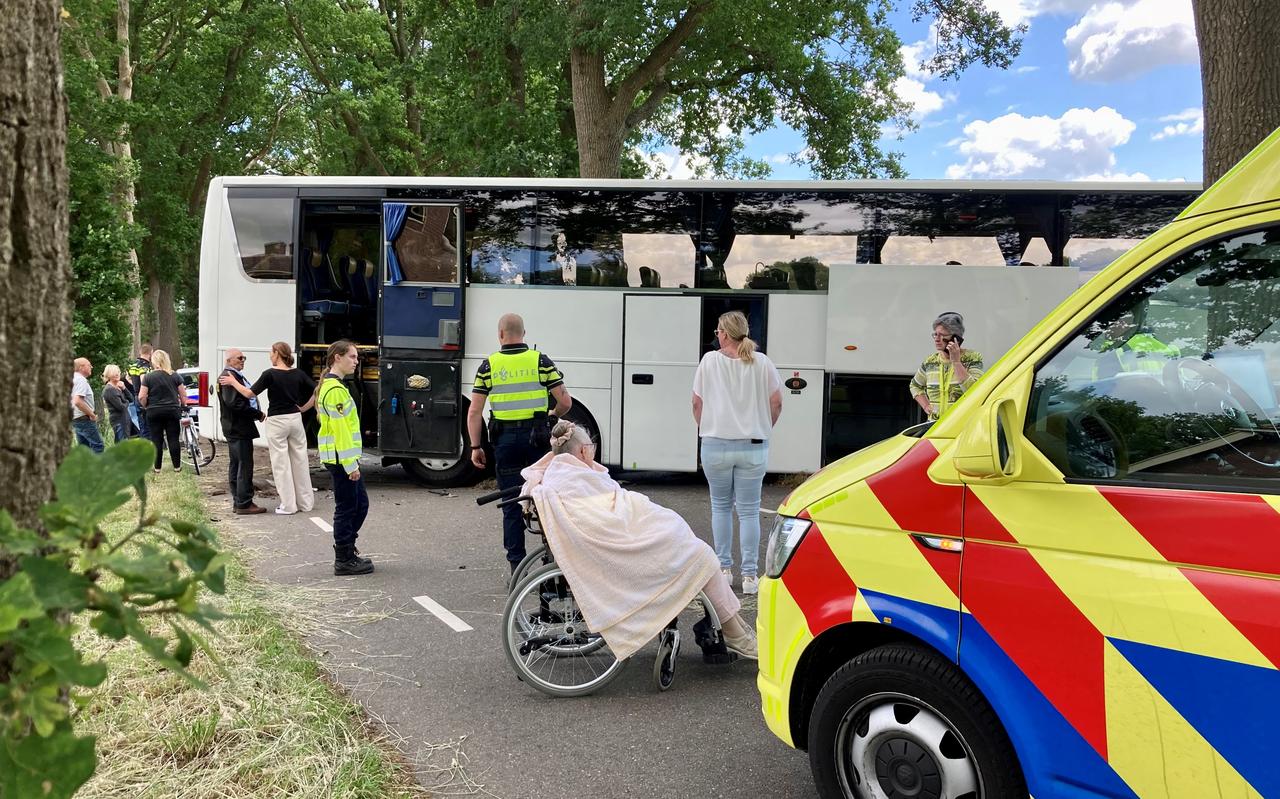 Ouderen worden uit de bus gehaald en overgebracht naar een andere touringcar. Ouderen worden uit de bus gehaald en overgebracht naar een andere touringcar.