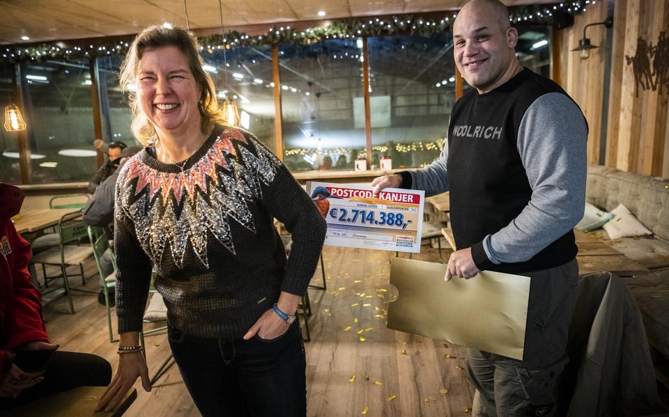 Grietje en Juan, die midden in een verhuizing zitten, winnen ruim 2,7 miljoen euro op hun oude adres aan de Rijksstraatweg in Glimmen. Foto Kees van de Veen