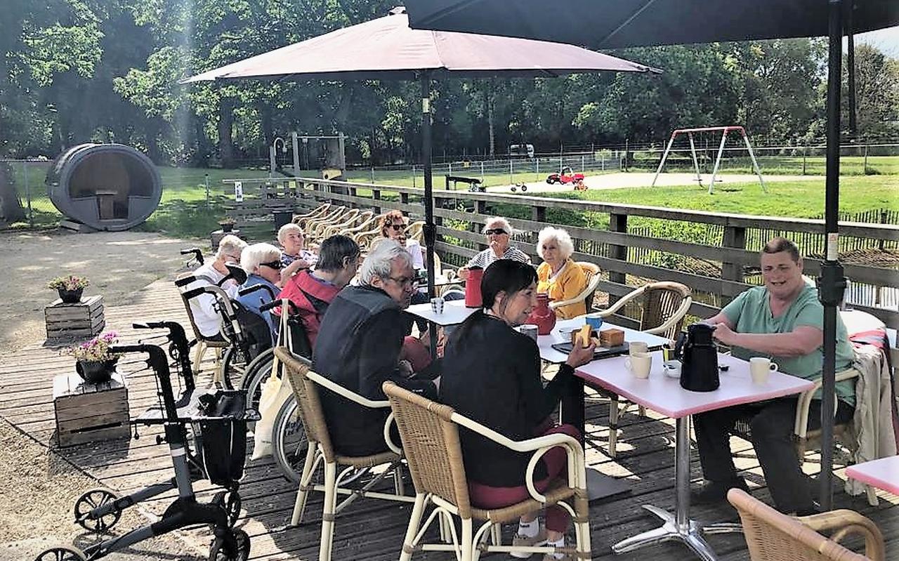 Het terras bij 't Hoeske is al onderhanden genomen. Het terras bij 't Hoeske is al onderhanden genomen.