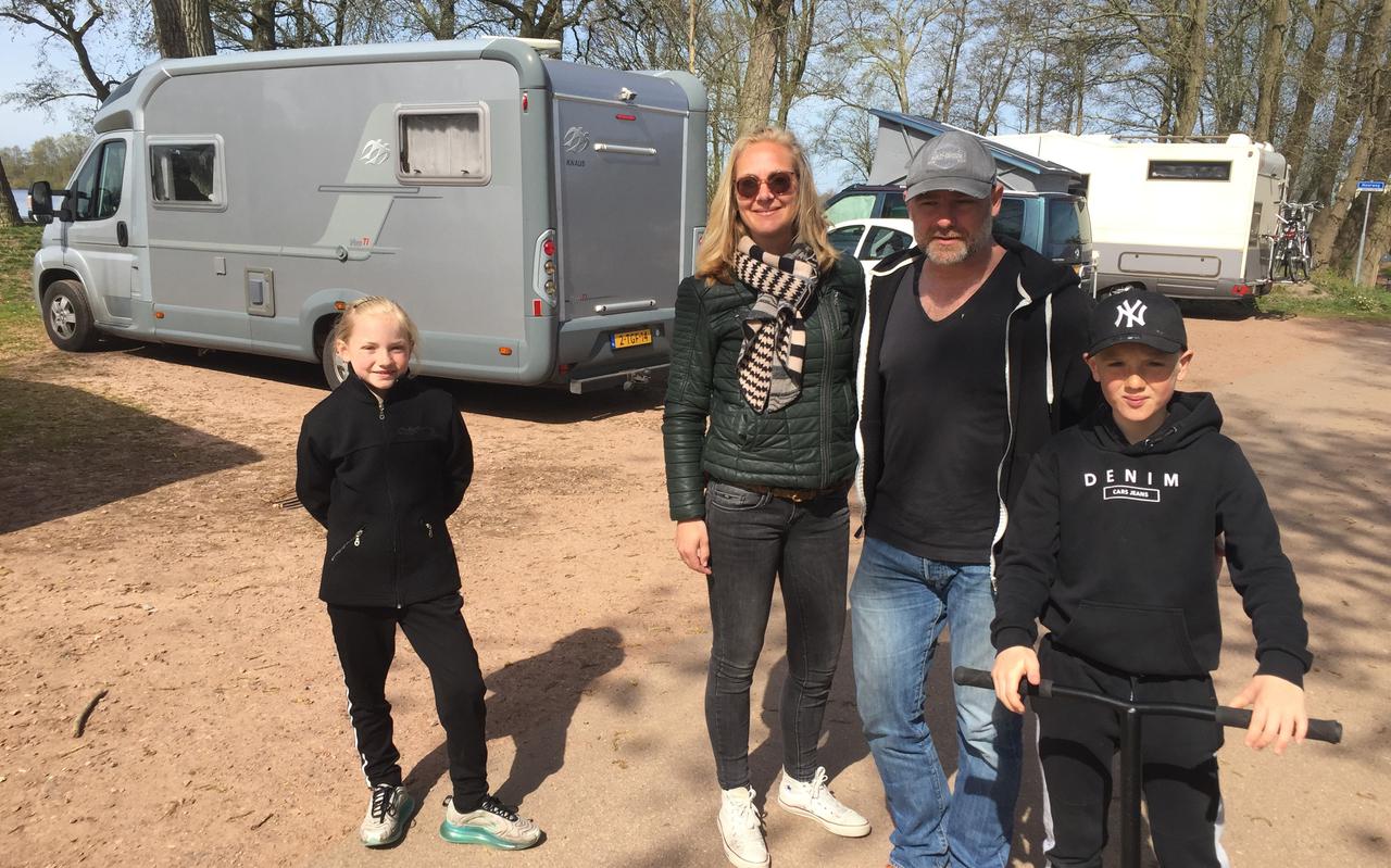 De Assenaren René en Niels met zoon Liam en dochter Maeve hebben het naar hun zin op de camperplaats aan het Paterswoldsemeer bij Haren.