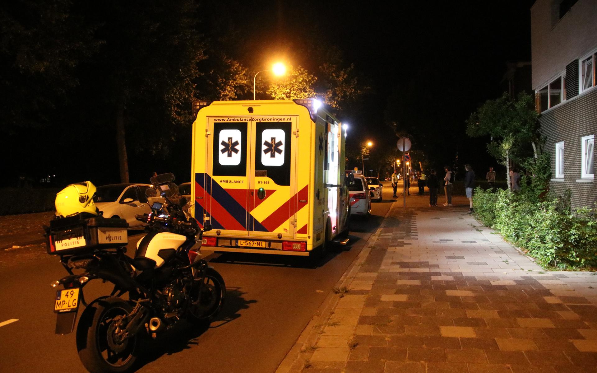 Man rent naakt de straat op en springt tegen rijdende auto aan in Groningen  - Dagblad van het Noorden