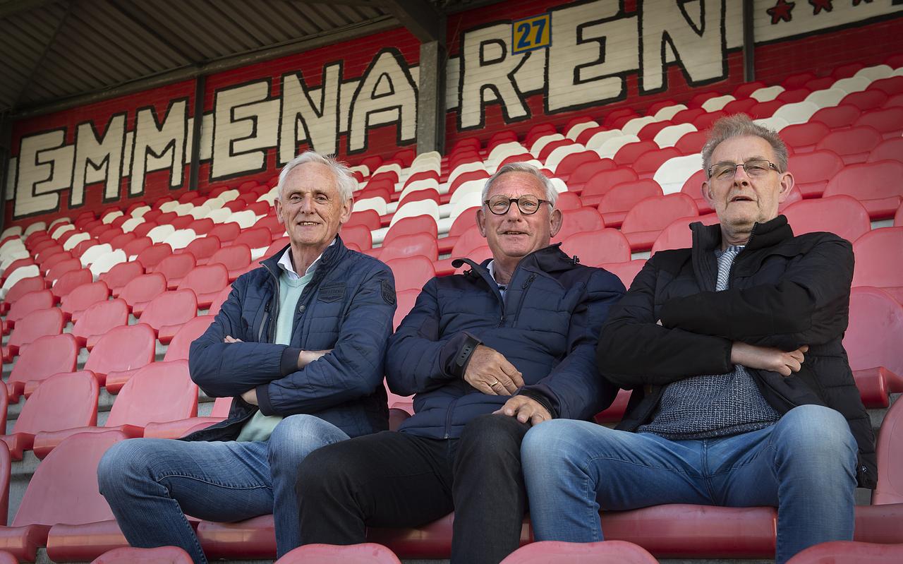Gienus Meijerink, Peter van Pelt en Jan Kuipers, landskampioen met Emmen in 1975. Ze hopen dat Emmen vrijdagavond al opnieuw een kampioenschap kan vieren. Gienus Meijerink, Peter van Pelt en Jan Kuipers, landskampioen met Emmen in 1975. Ze hopen dat Emmen vrijdagavond al opnieuw een kampioenschap kan vieren.
