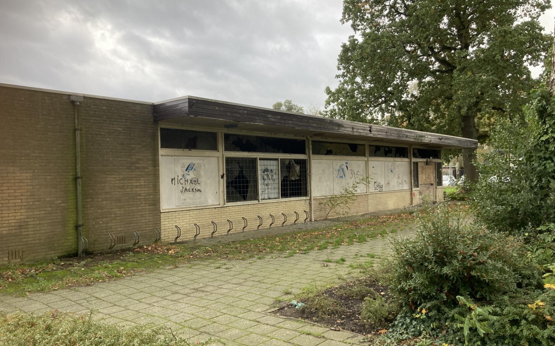 Al jarenlang leegstaande oude supermarkt in Emmen lijkt eindelijk te gaan verdwijnen. Plan voor appa