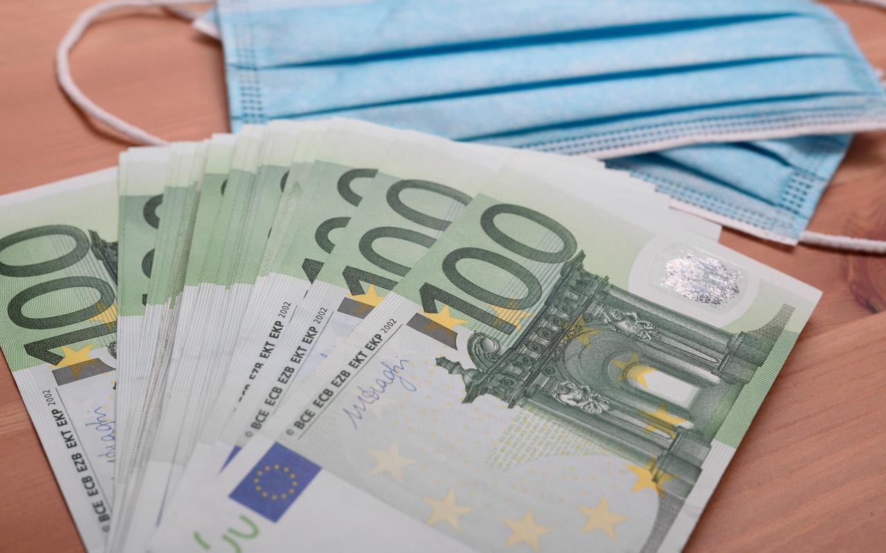 De provincie steekt geld in het midden- en kleinbedrijf. De provincie steekt geld in het midden- en kleinbedrijf.