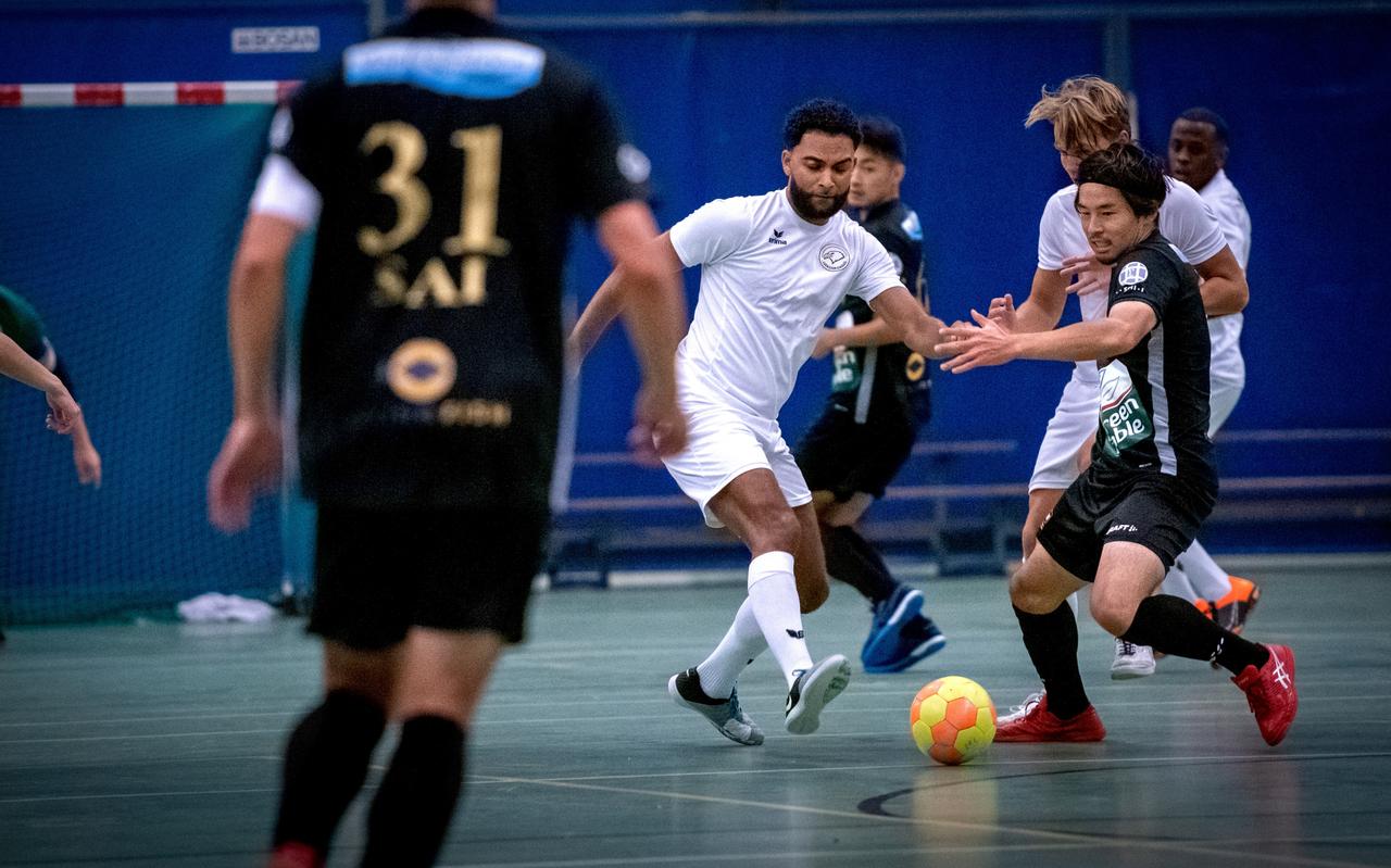 Yoshua St. Juste in duel met Yuta Nakayama in een oefenduel met Leekster Eagles in 2020. Yoshua St. Juste in duel met Yuta Nakayama in een oefenduel met Leekster Eagles in 2020.