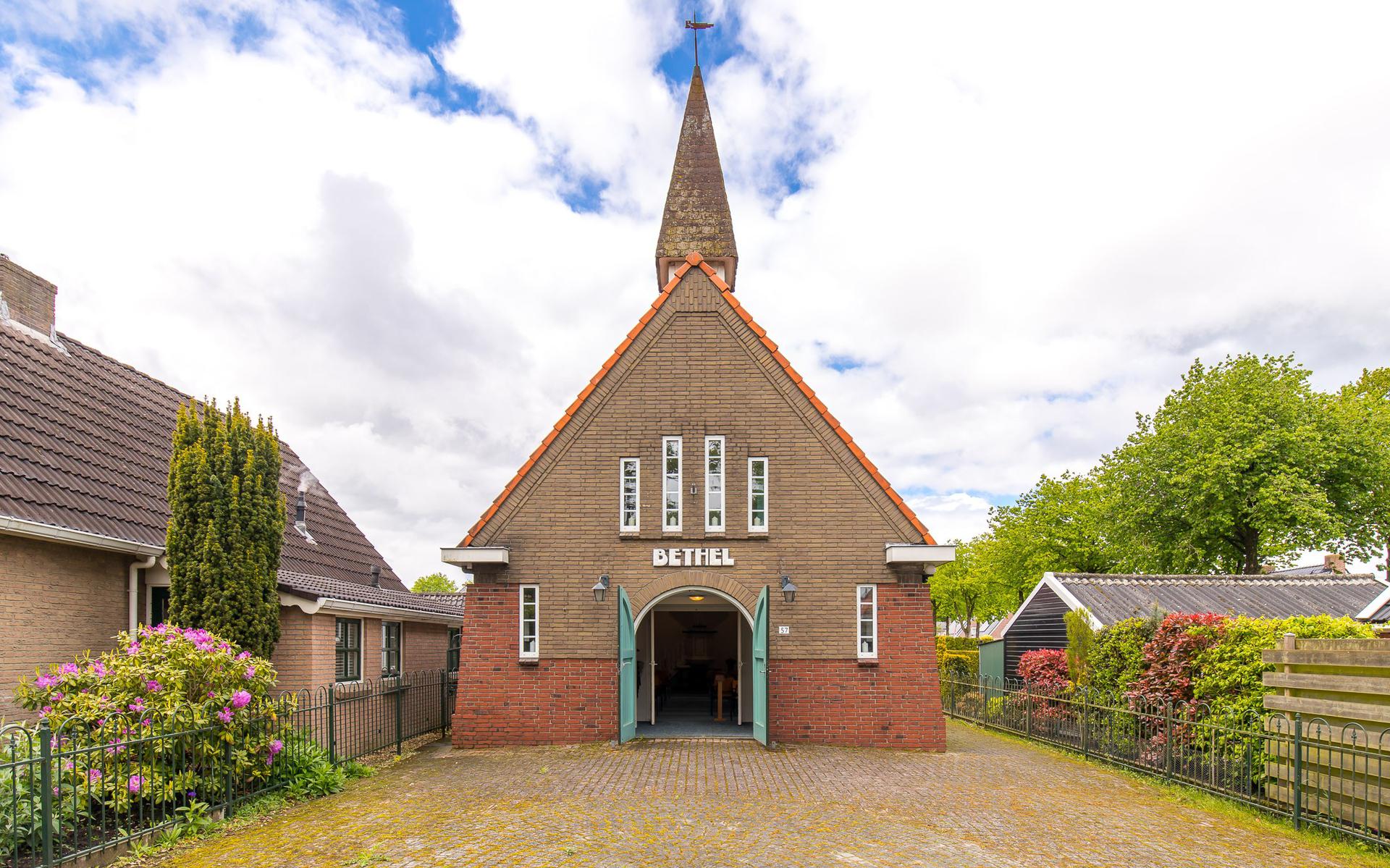 De kerk in Valthe staat te koop.