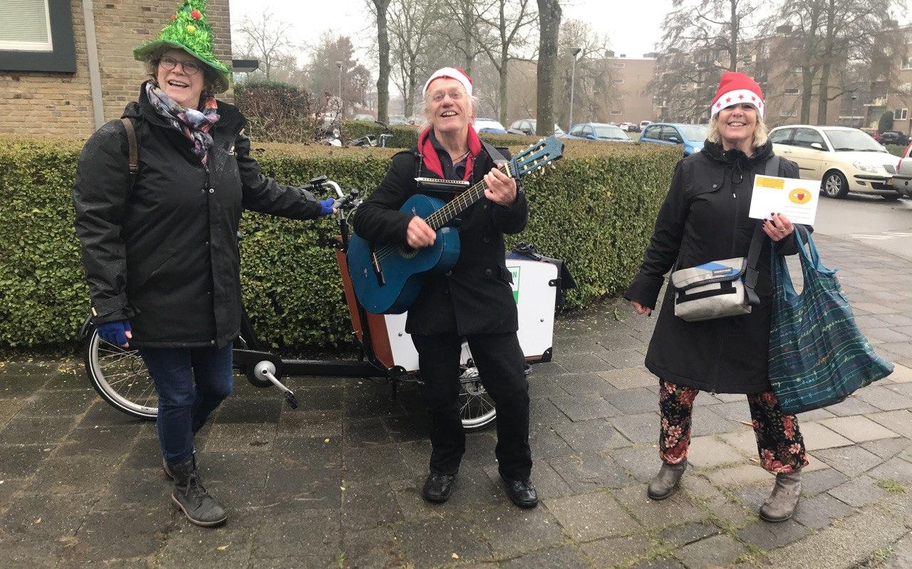 Buurtwerker Janet Postema is op pad met troubadour Otto Teppema en cultuurcoach van VRIJDAG Kitty Boon. Buurtwerker Janet Postema is op pad met troubadour Otto Teppema en cultuurcoach van VRIJDAG Kitty Boon.