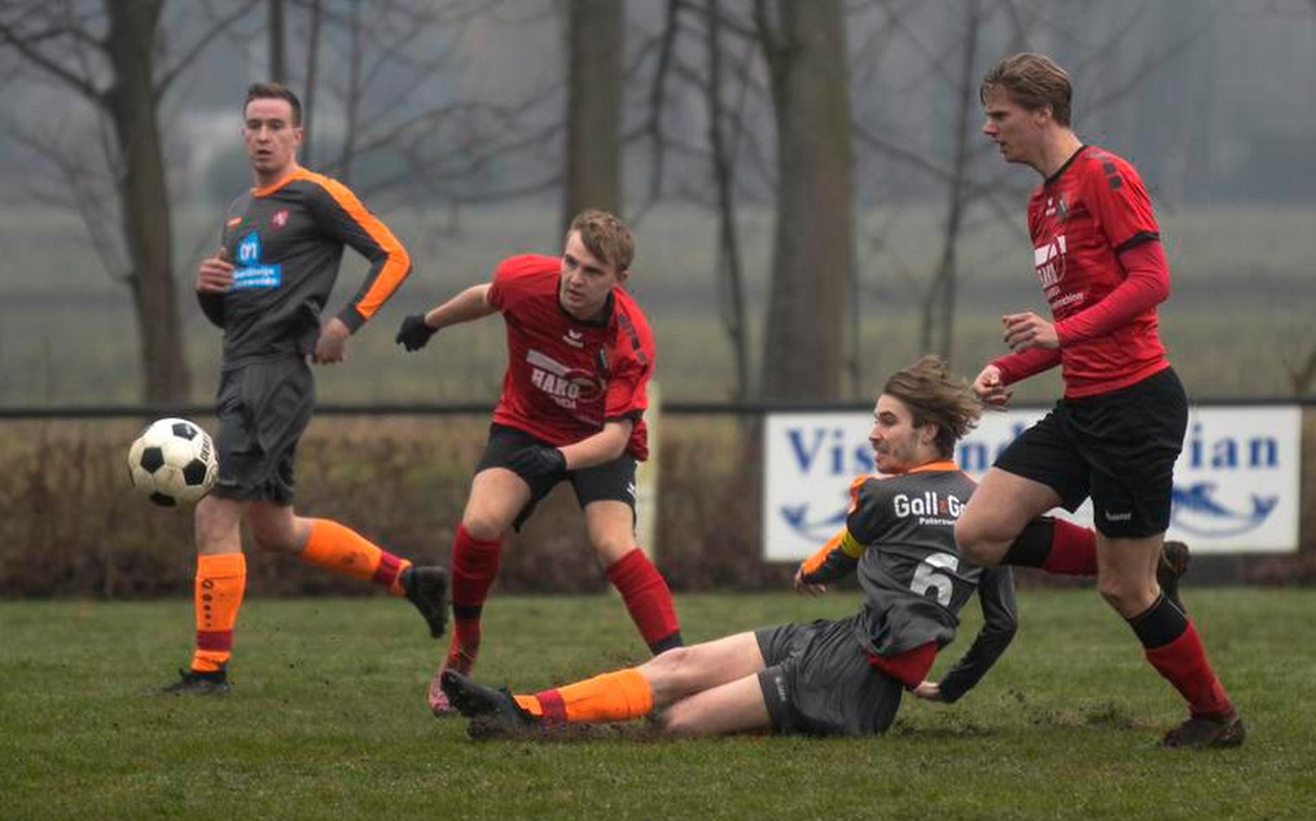 Gerwin Koops scoort vallend 0-1.