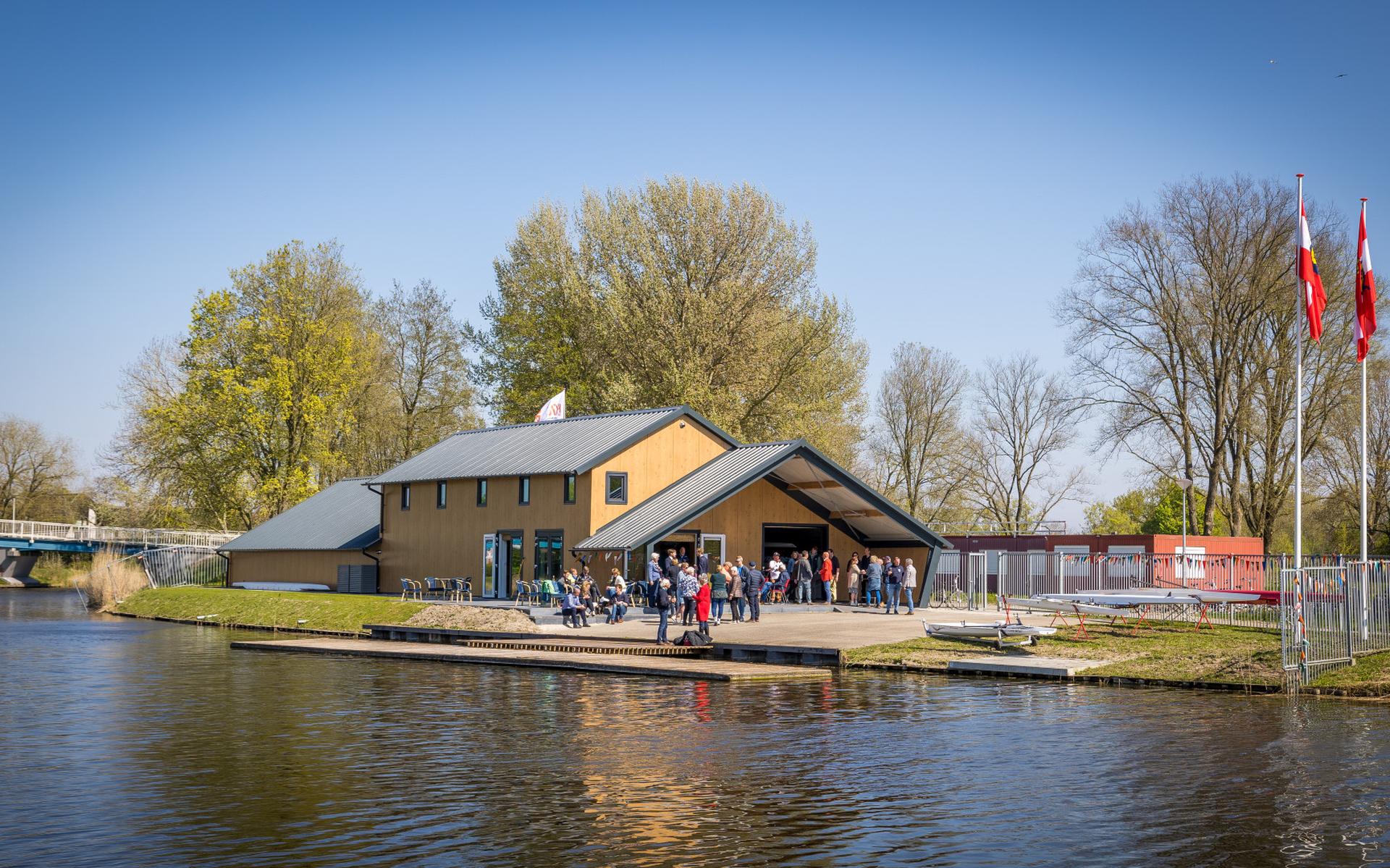 De fraaie accommodatie van de roeiers aan het Damsterdiep. Eigen foto