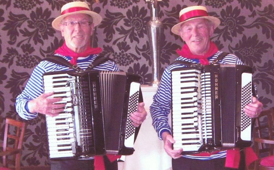 Klazienavener Dick Jagt (links) en Emmenaar Bertus Reuvers vormen samen het muzikale duo Dickenik.