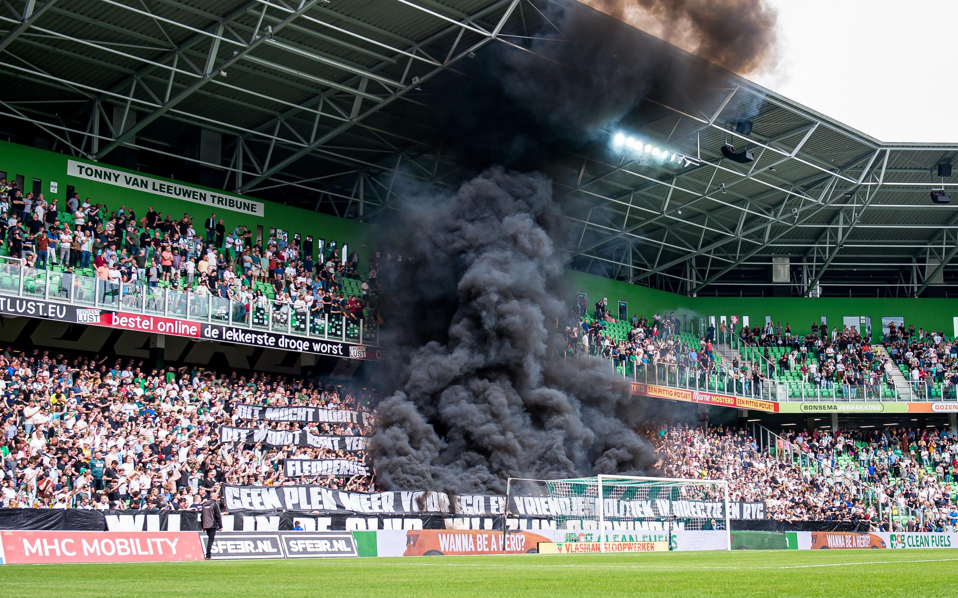 Rookwolken in Euroborg bij de wedstrijd tussen FC Groningen en Ajax, die na 9 minuten definitief werd gestaakt.