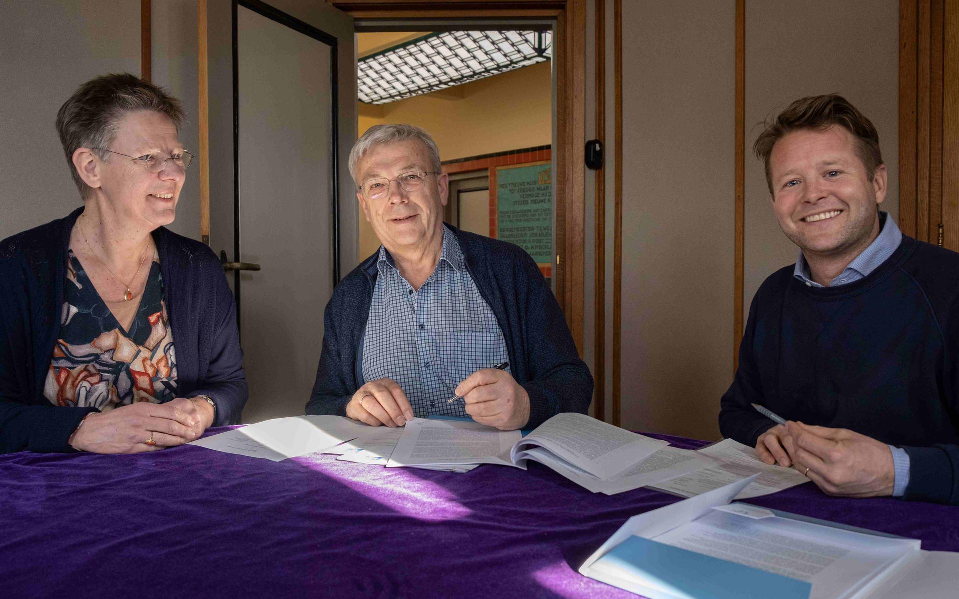 het ondertekenen van het huurcontract met van links naar rechts Roeli Broekhuis, Koos Wiersma en Hugo Knuttel.