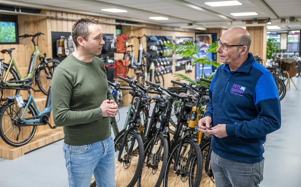 Directeur Martijn Kuizenga en fietsenmaker Dick Vennik in de winkel van Fiets Support in parkeergarage Mercurius in Assen.