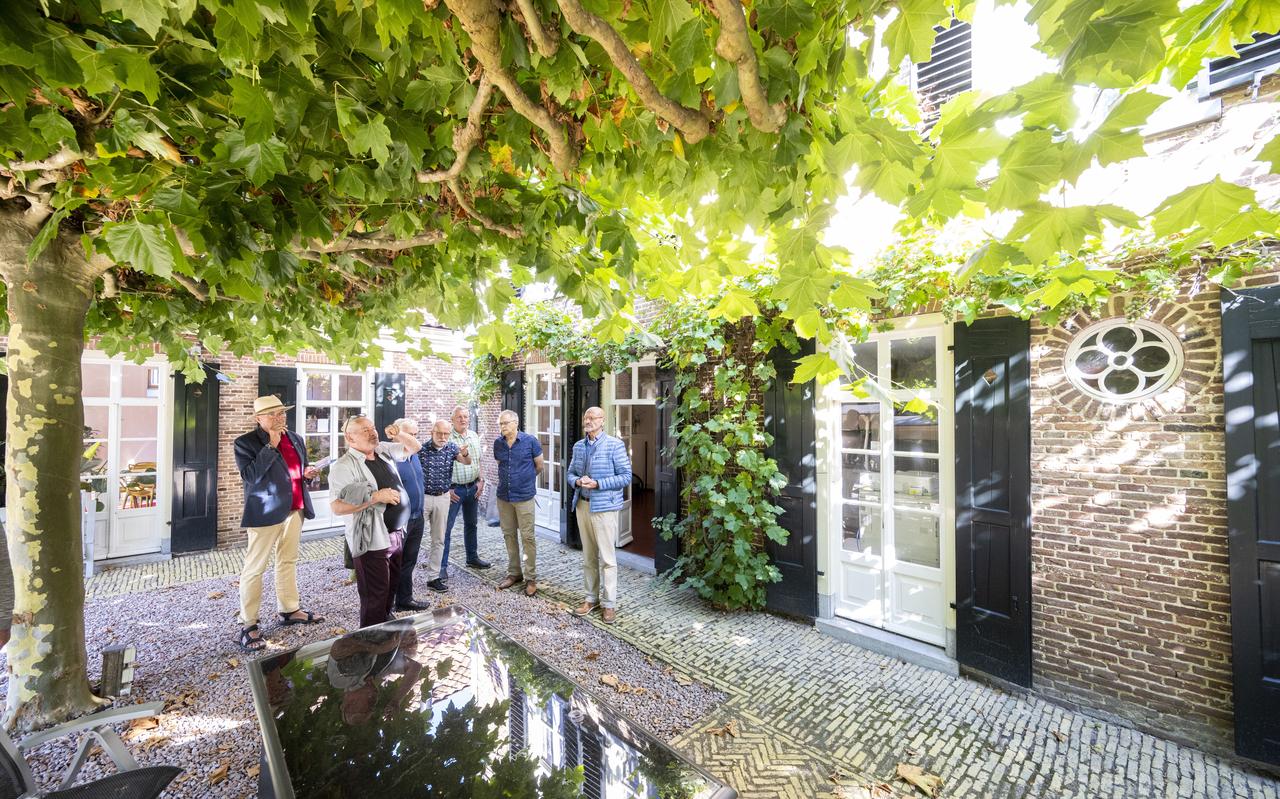 De stadsgidsen van Assen krijgen instructies over de rondleiding langs de achterkant van oude gebouwen in Assen. De rondleiding is op Open Monumentendag gratis te volgen voor bezoekers. De stadsgidsen van Assen krijgen instructies over de rondleiding langs de achterkant van oude gebouwen in Assen. De rondleiding is op Open Monumentendag gratis te volgen voor bezoekers.
