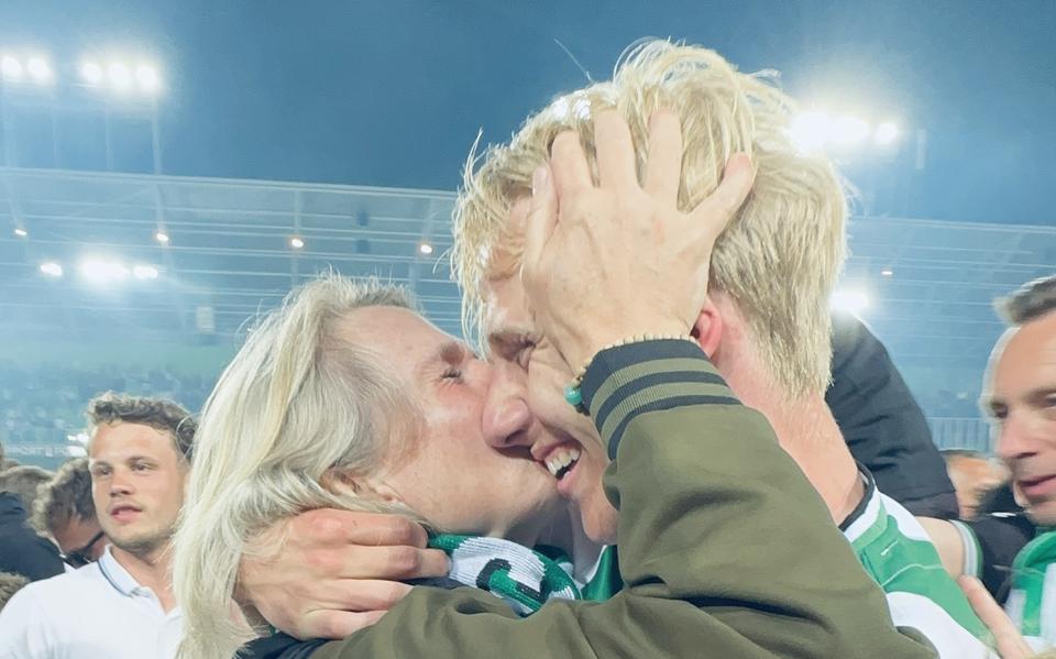 Esther Beukema (48) knuffelt haar zoon Thijmen Blokzijl kort na de zege van FC Groningen tegen Roda JC vrijdagavond. 