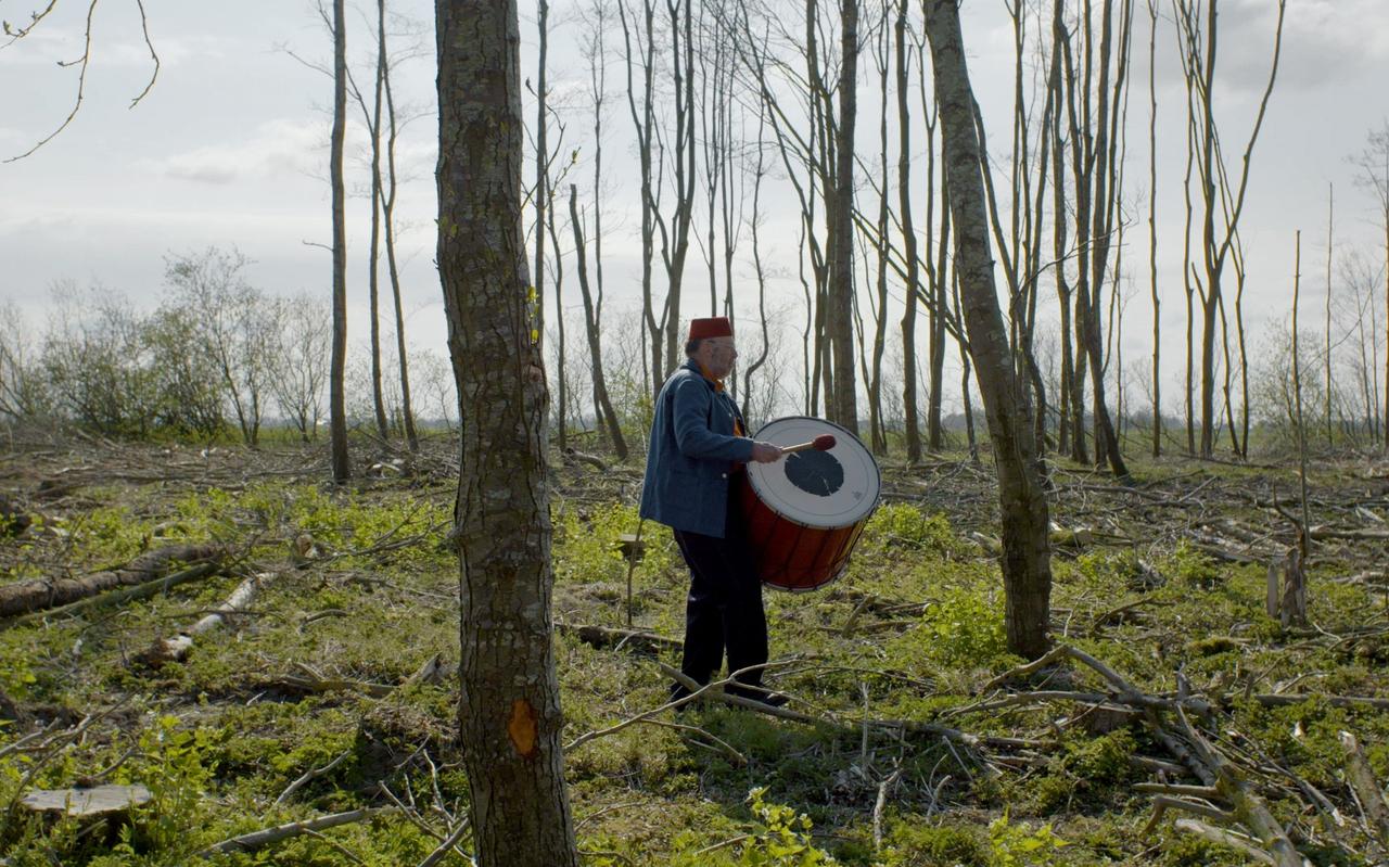 Drummer Wim ter Weele van De Kift loopt langs het water in 'Water wieg me'. Foto: NTR Drummer Wim ter Weele van De Kift loopt langs het water in 'Water wieg me'. Foto: NTR