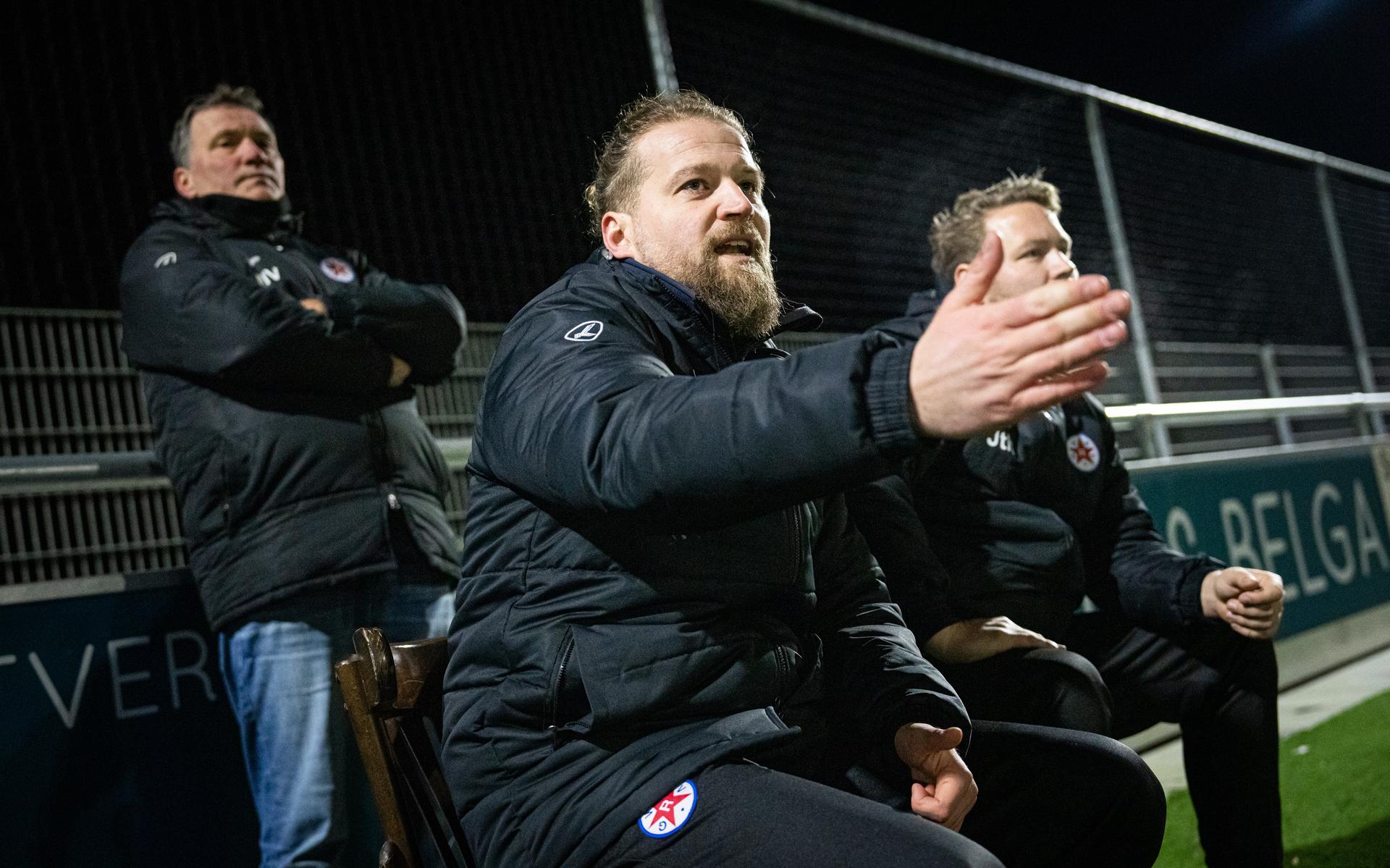 Bas Veldman op de bank als trainer van GVAV.