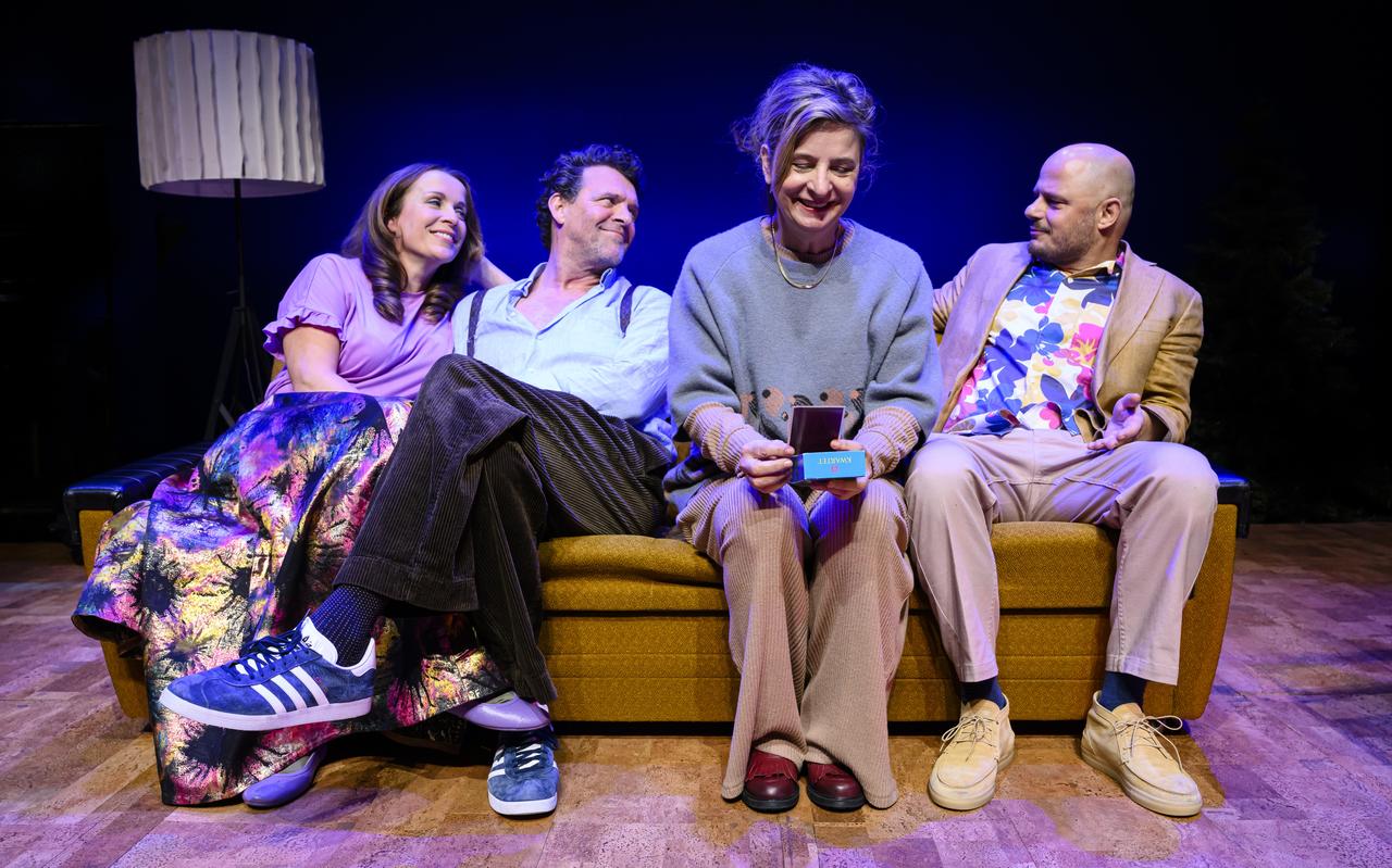 De vier acteurs in Familiespel: Annick Boer, Mark Rietman, Jacqueline Blom en Bas Hoeflaak. De vier acteurs in Familiespel: Annick Boer, Mark Rietman, Jacqueline Blom en Bas Hoeflaak.