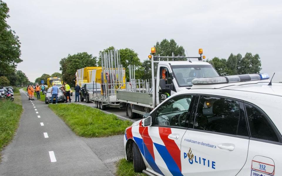 Plaatsen verkeersbord langs weg leidt tot kop-staartbotsing bij Niezijl. Plaatsen verkeersbord langs weg leidt tot kop-staartbotsing bij Niezijl.