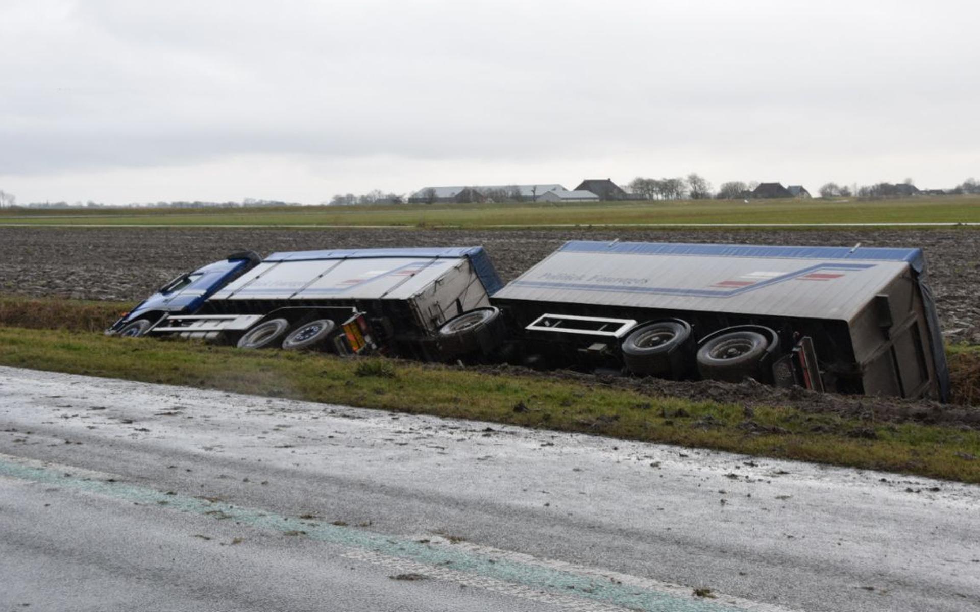Vrachtwagen in sloot bij Anjum; N361 tussen Anjum en Zoutkamp dicht - Dagblad van het Noorden