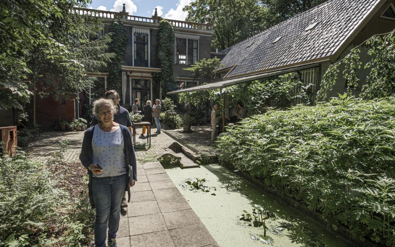 De majestueuze villa Oosterhouw trok flink wat bekijks tijdens de open dag. De majestueuze villa Oosterhouw trok flink wat bekijks tijdens de open dag.