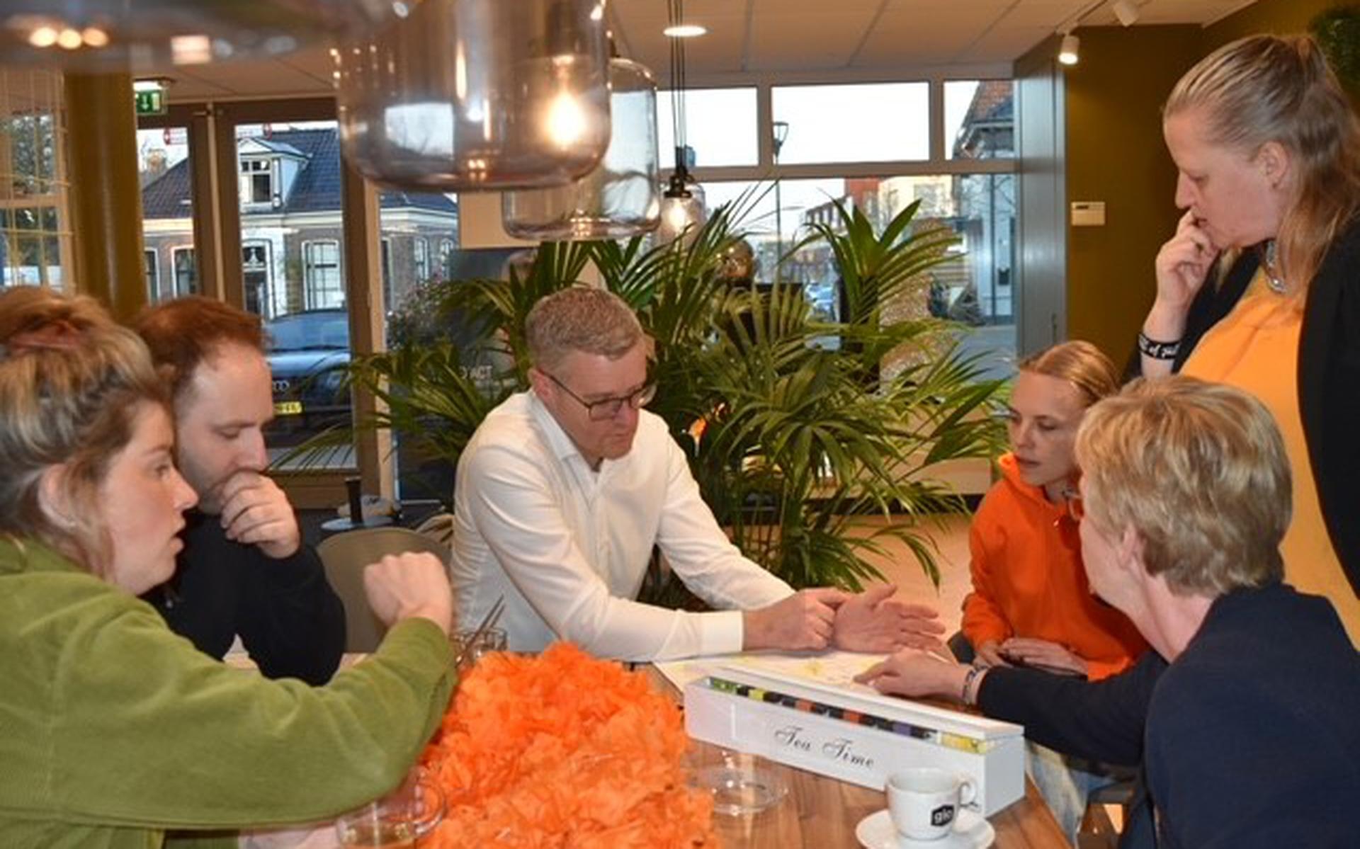 Op de foto: Het nieuwe bestuur zet in de laatste vergadering de puntjes op de i voor de Oranjemarkt van Zuidhorn van dit jaar met (vlnr) de bestuursleden Laurien Zeeland, Jasper Stel, Roland Turksema, Angela Wagenaar-Van der Laan, Anouschka Van Helden-Maasbommel en Jettie Oostenbrug.