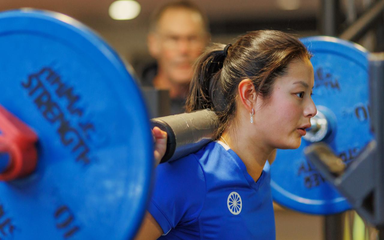 Arianne Hartono aan het werk in de sportschool in Steenwijk. Op de achtergrond haar trainer Jan Willem Koopman. Arianne Hartono aan het werk in de sportschool in Steenwijk. Op de achtergrond haar trainer Jan Willem Koopman.