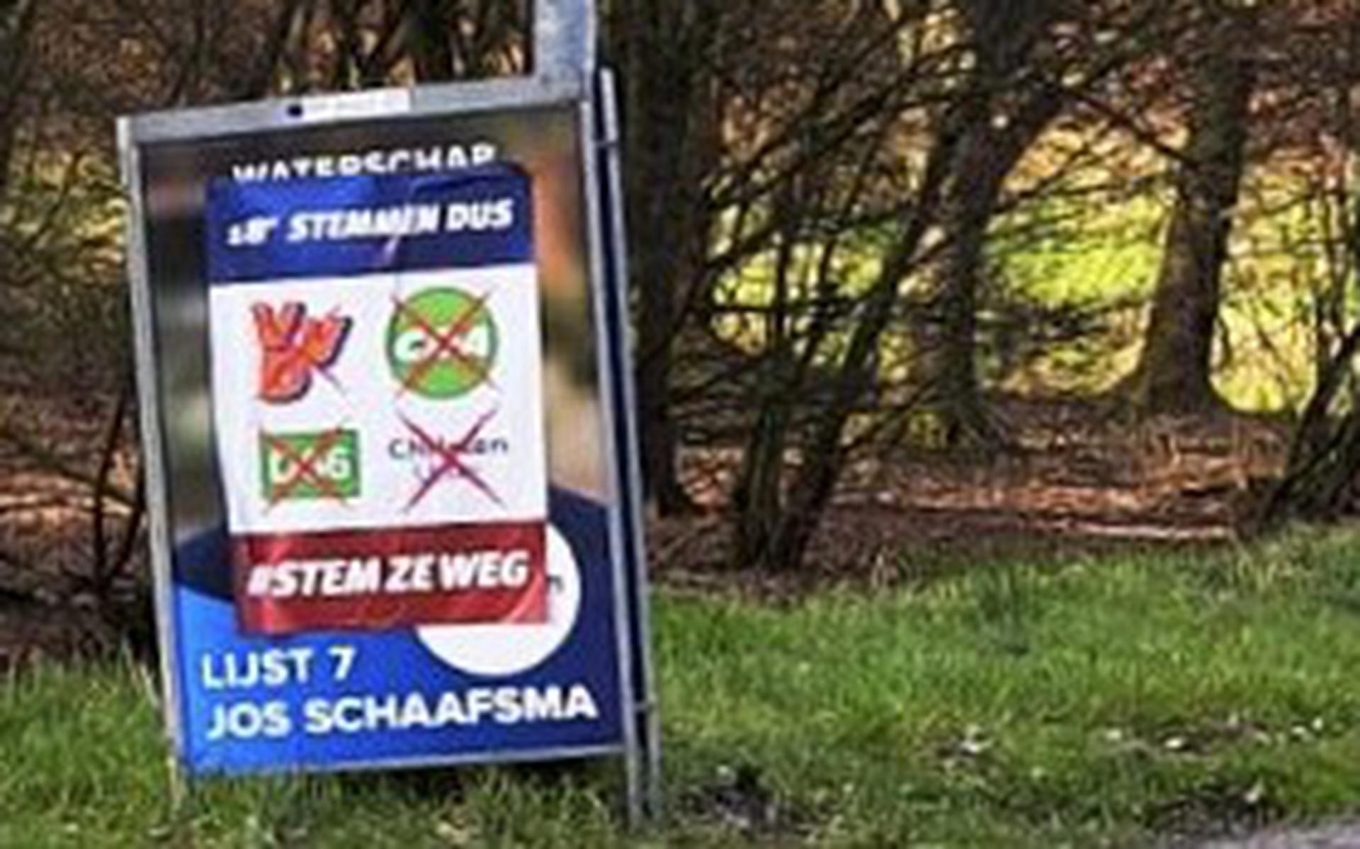 De persoonlijke verkiezingsborden van CU-kandidaat Jos Schaafsma zijn beplakt met posters die oproepen tot het wegstemmen van de regeringspartijen.  