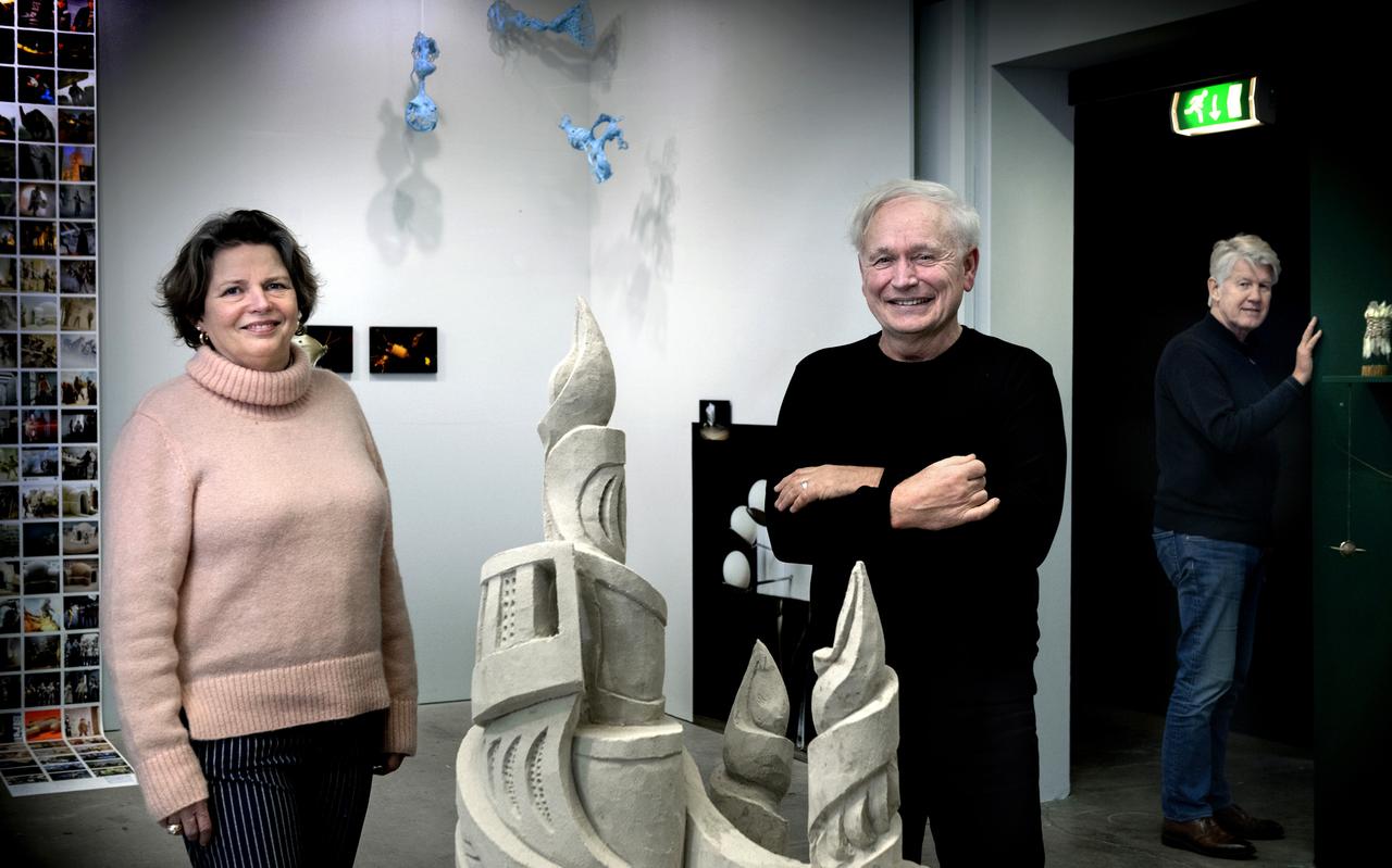 De nieuwe voorzitter Nicolette Bartelink, scheidend voorzitter Arie Wink (rechts) en directeur Kees van der Meiden van Noorderlicht De nieuwe voorzitter Nicolette Bartelink, scheidend voorzitter Arie Wink (rechts) en directeur Kees van der Meiden van Noorderlicht