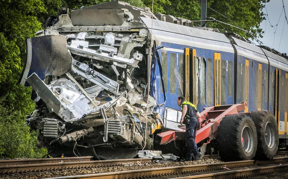 Grote ravage op het spoor nadat passagierstrein in Hooghalen op zwaar beladen kiepkar botste. Foto: ANP