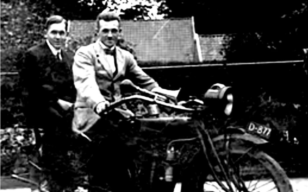 Lokale held Willem Rossingh uit Borger reed ook mee op zijn Norton, maar haalde de finish niet. Lokale held Willem Rossingh uit Borger reed ook mee op zijn Norton, maar haalde de finish niet.
