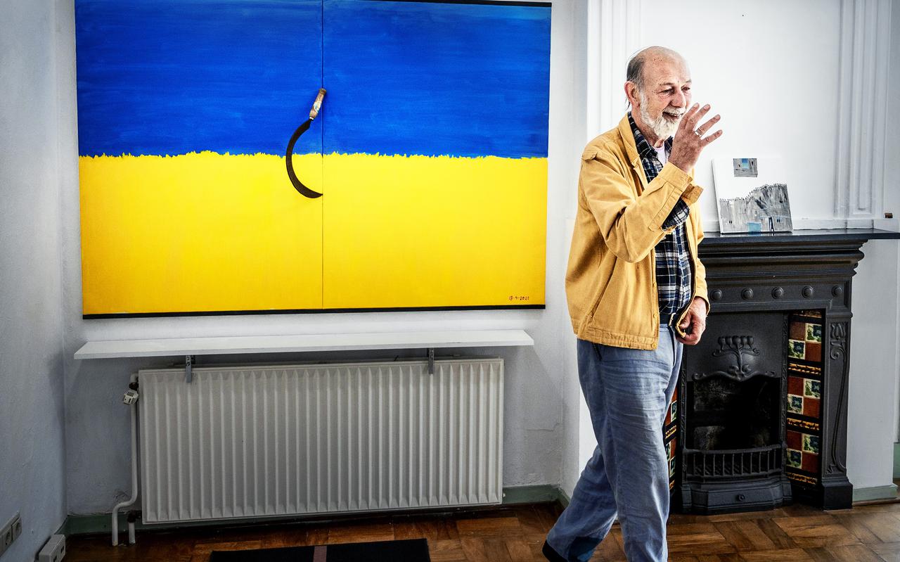 Galeriehouder/kunstenaar Kors van Bladeren en zijn Oekraïne-expositie 'Beyond Frontiers 2'. Op de foto met het in de tekst besproken werk.