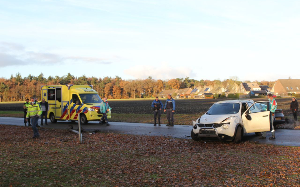 Auto zwaar beschadigd geraakt na botsing met lantaarnpaal op Heembadweg in Ter Apel, bestuurder van de wagen komt met de schrik Auto zwaar beschadigd geraakt na botsing met lantaarnpaal op Heembadweg in Ter Apel, bestuurder van de wagen komt met de schrik