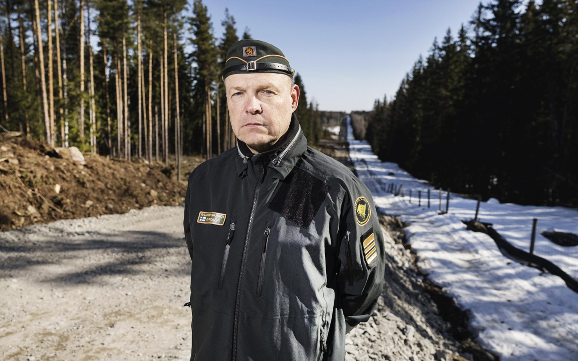 Een Finse grenswachter op de locatie waar het nieuwe hek moet komen. 