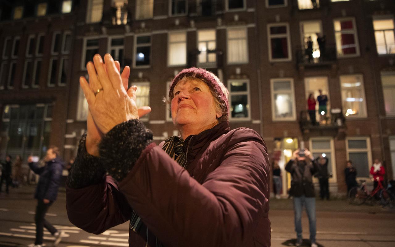 Nederlanders steunen de mensen die nu werken de zorg.