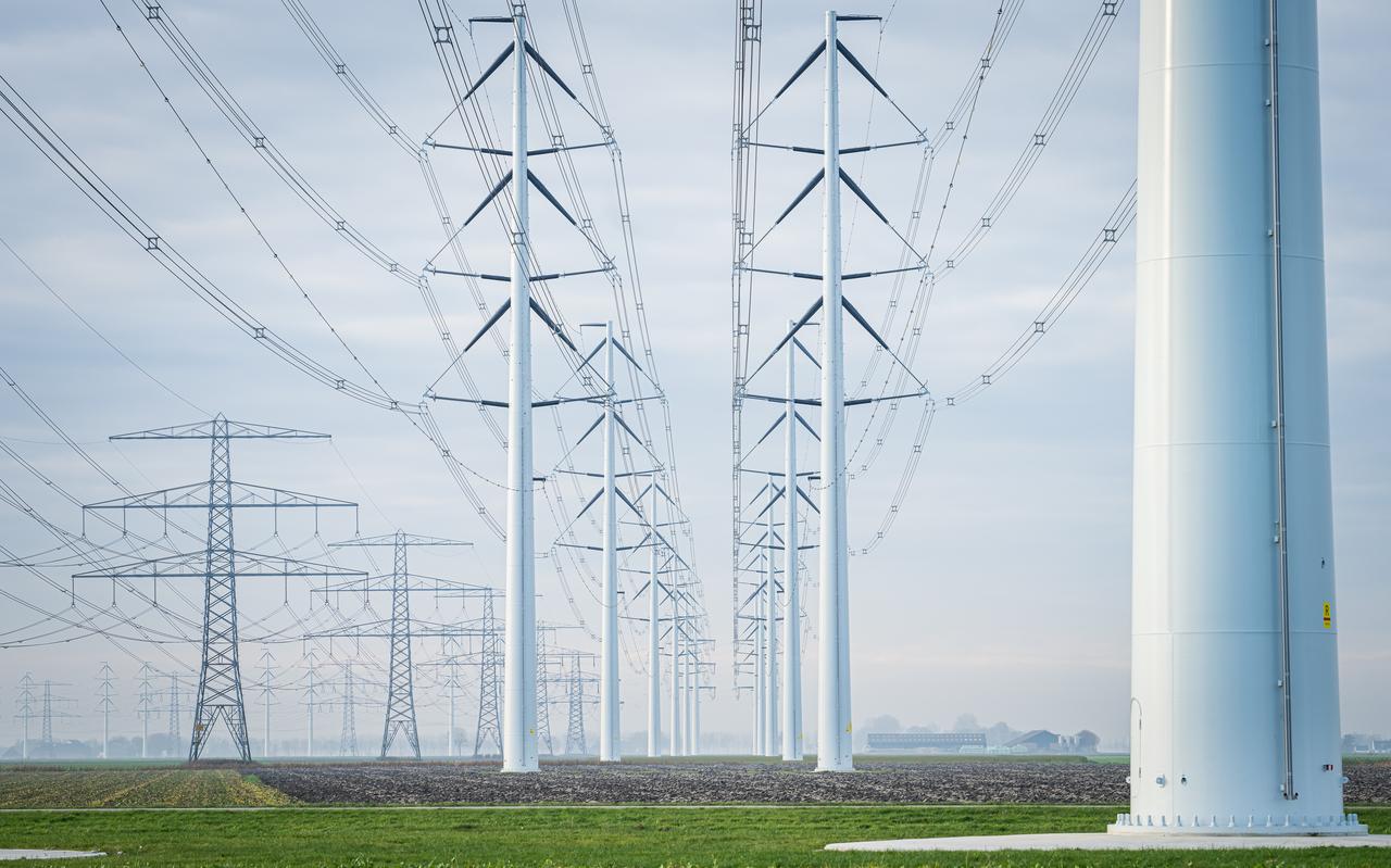 De hoogspanningsverbinding tussen de Eemshaven en Vierverlaten, ter hoogte van Spijk. De hoogspanningsverbinding tussen de Eemshaven en Vierverlaten, ter hoogte van Spijk.