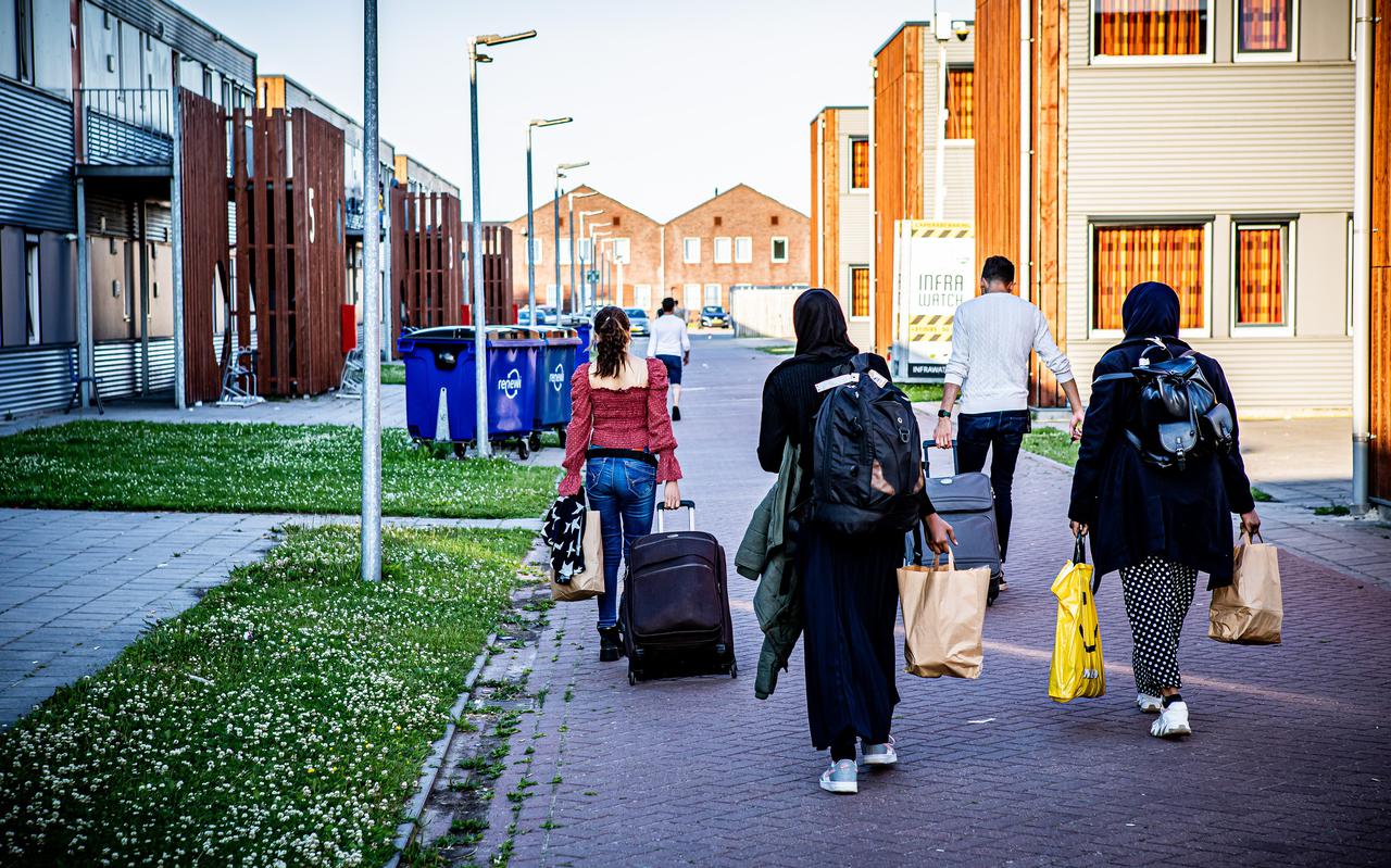 Jongeren in de locatie voor minderjarige asielzoekers in Ter Apel die al maanden veel te vol is