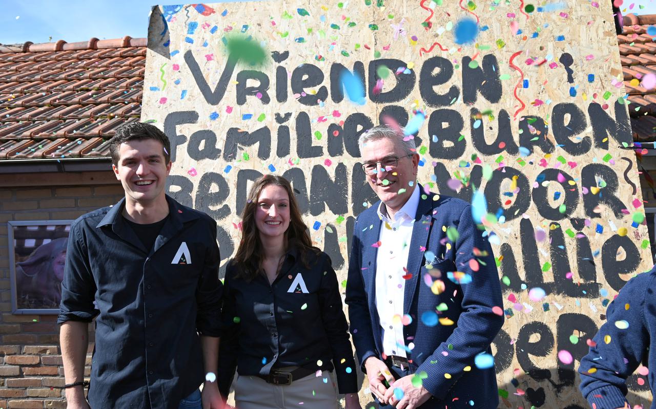 Nick van den Pol, Rosa van Vliet met gedeputeerde Henk Jumelet in een regen van confetti.