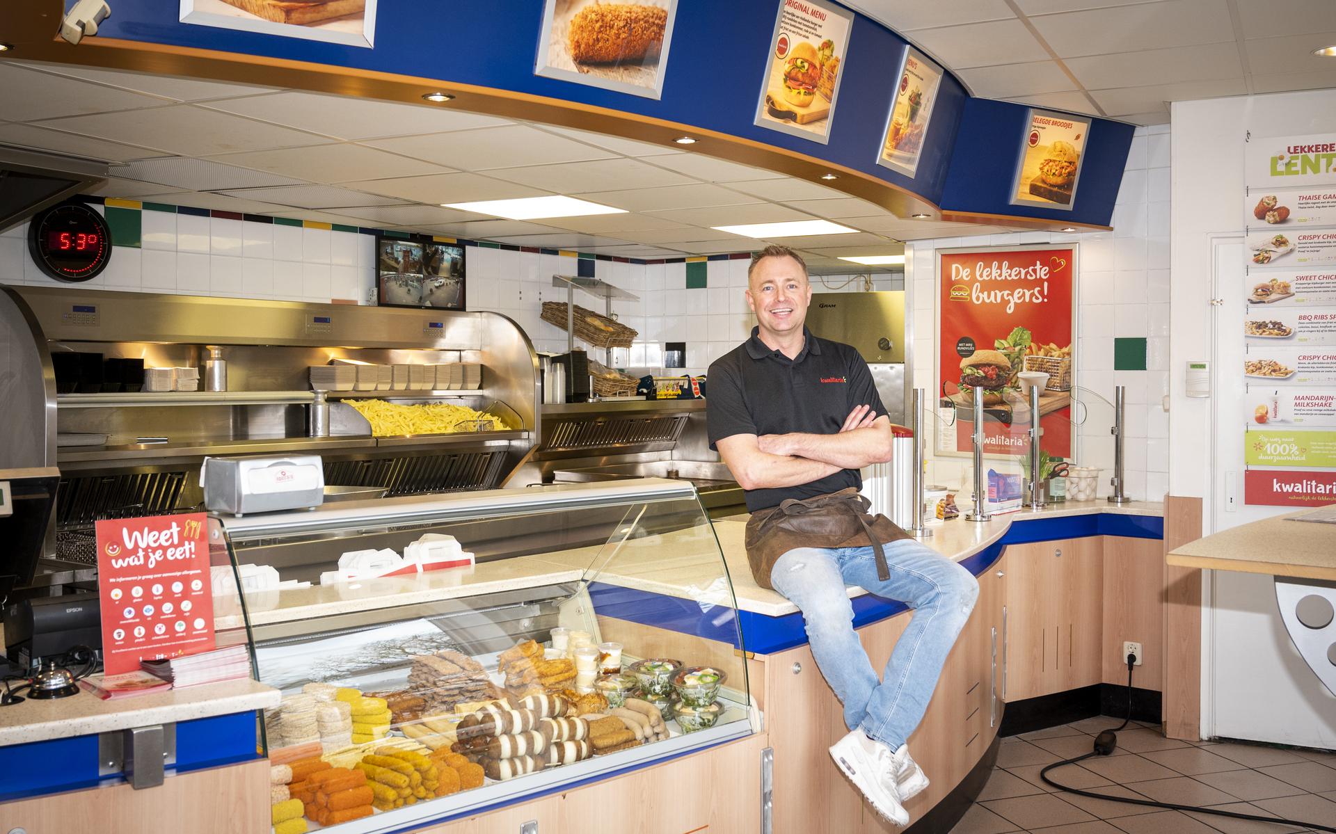 Dit is Michael Schimmel, de snackkoning van Emmen. 'Vroeger was ik van Onze Lieve Heer, daarna van o