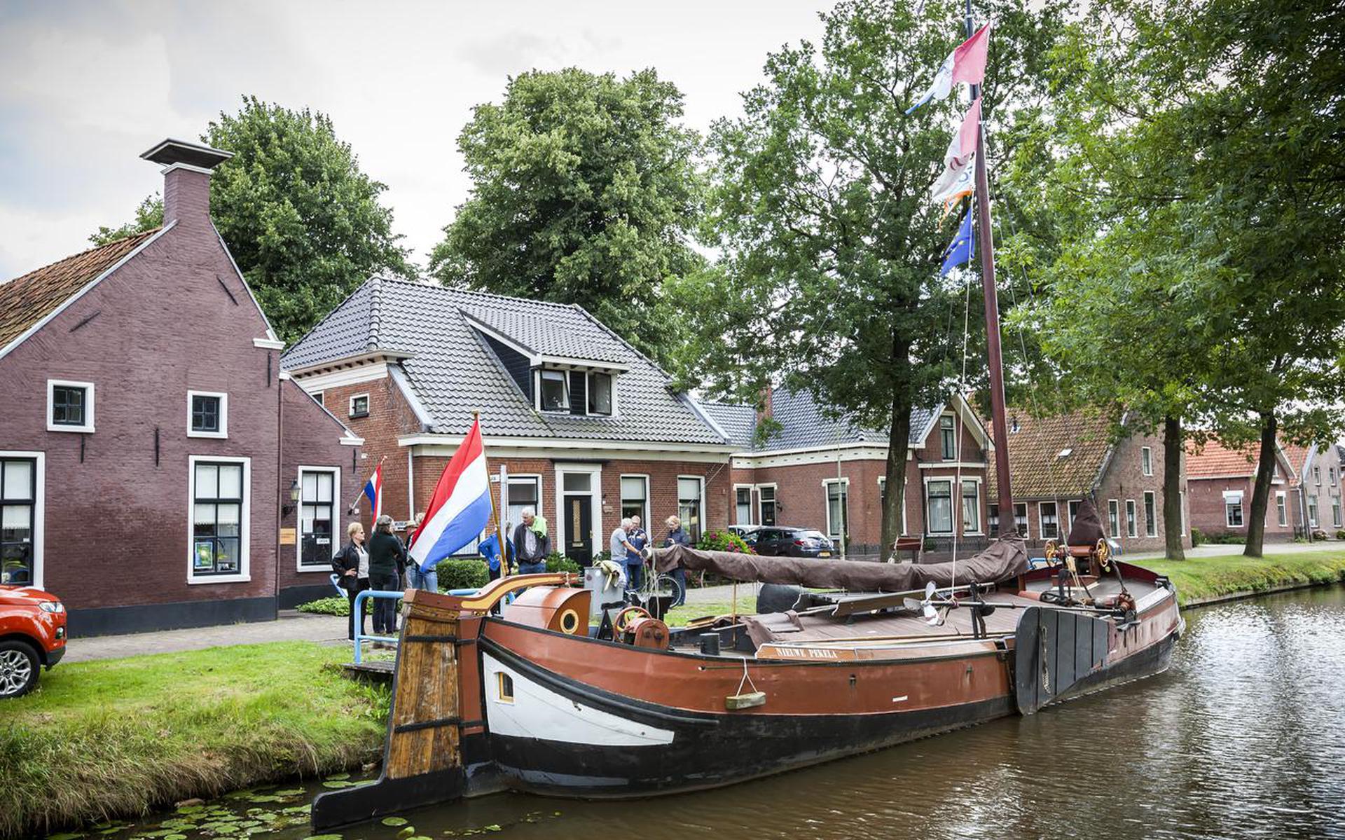 De spitse praam 'De Familietrouw' is ook te zien tijdens Leutje Sail in Veendam