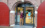 Museumdirecteur Rik Klaucke draait het slot van het deur.  