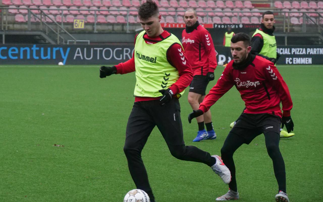 Jari Vlak aan de bal tijdens de training, met Lucas Bernadou op zijn hielen. Jari Vlak aan de bal tijdens de training, met Lucas Bernadou op zijn hielen.