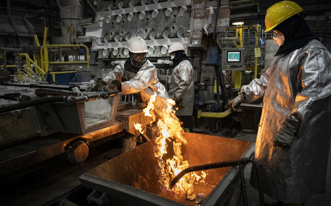 De productie van aluminium vreet energie, reden waarom Damco Aluminium Delfzijl (kortweg Aldel) vorig jaar de elektrolysehal sloot. Ook de helft van het personeel verdween. De smelterij is nog wel open.