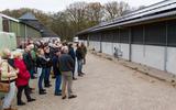 Foto van de ingebruikname van de eerste 200 zonnepanelen op de schuur van het Drentse Landschap in 2015 bij Ansen (Rheebruggen).