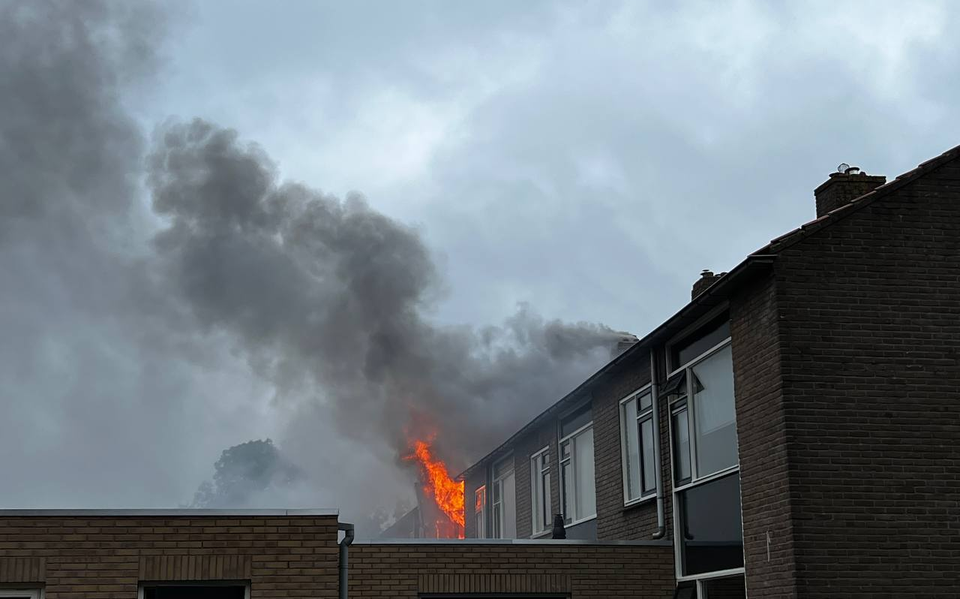 Vlammen slaan uit woning aan de Begoniastraat in Hoogeveen