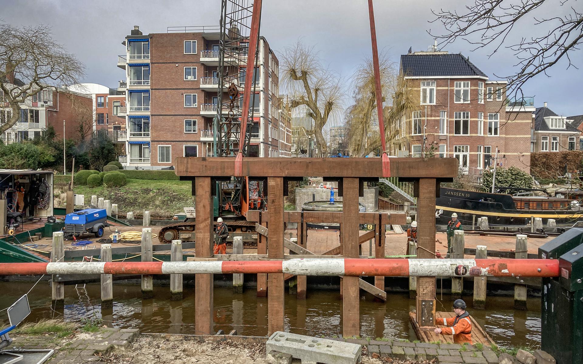De eerste delen van de vernieuwde Trompbrug zijn op hun plek neergezet.