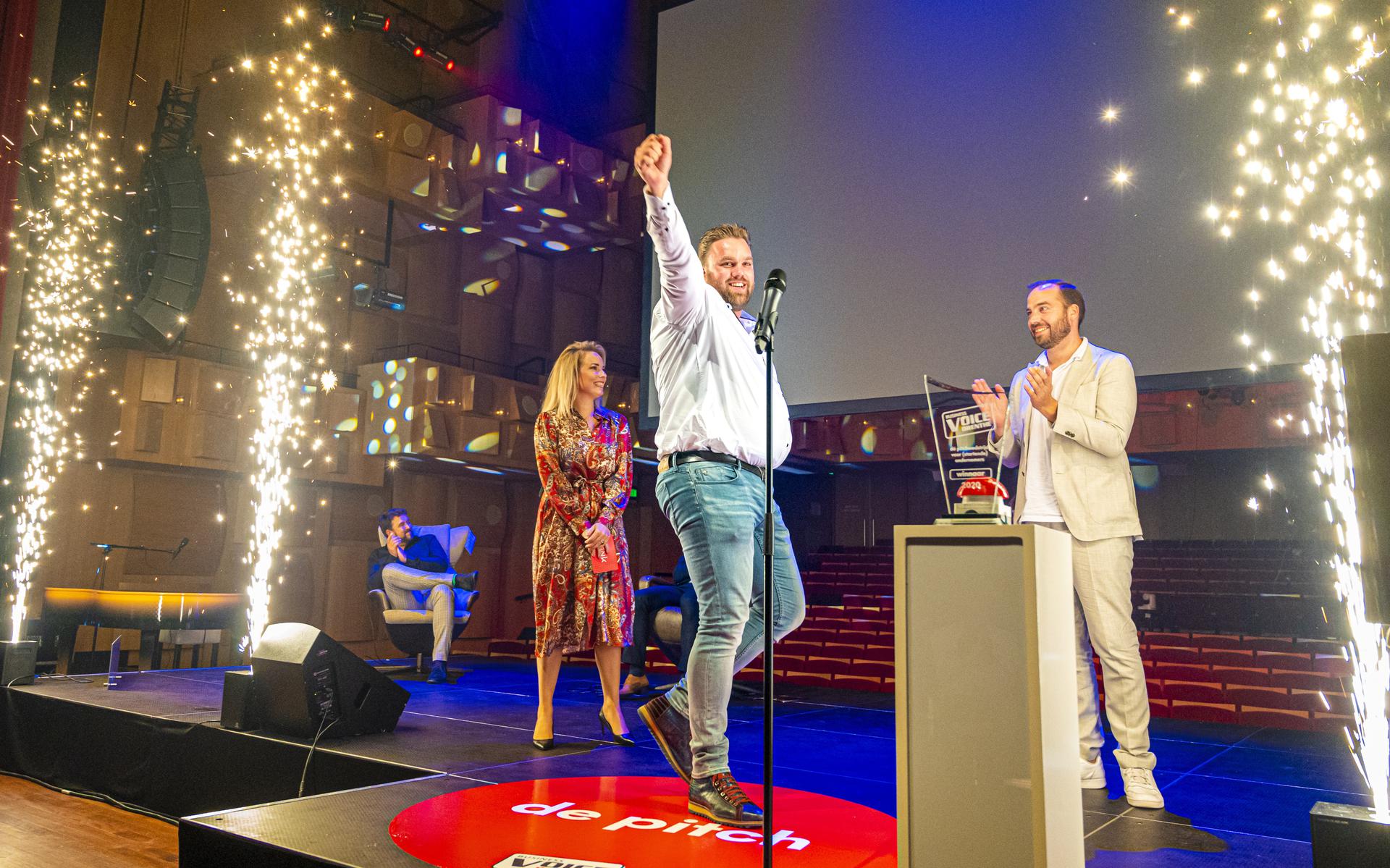 Richt Loorbach van Roteal juicht als hij hoort dat zijn bedrijf de winnaar is van Business Voice Drenthe.