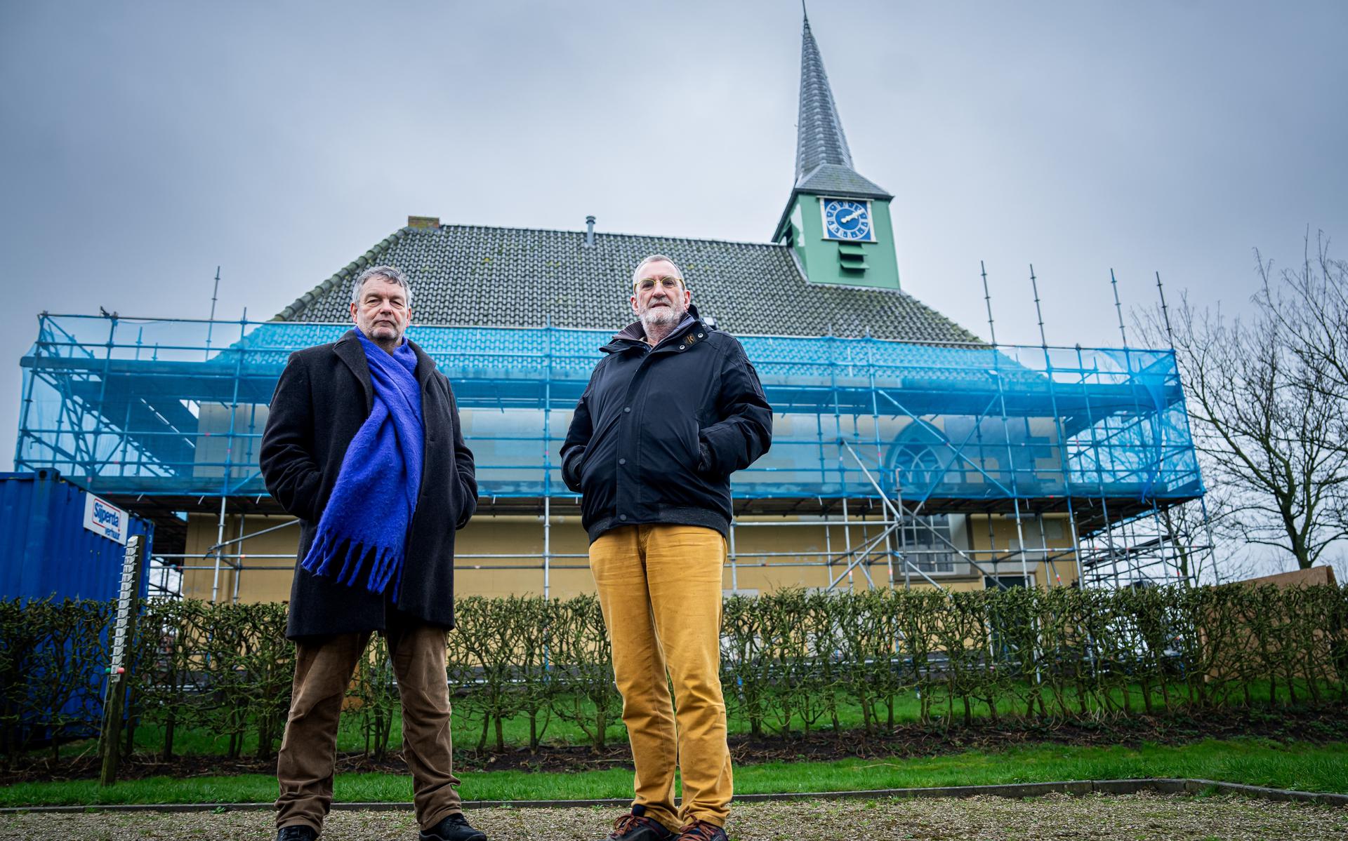 Derwin Schorren (links) en Cor de Bode willen dat de kerktoren van Stitswerd weer wit wordt geschilderd. 