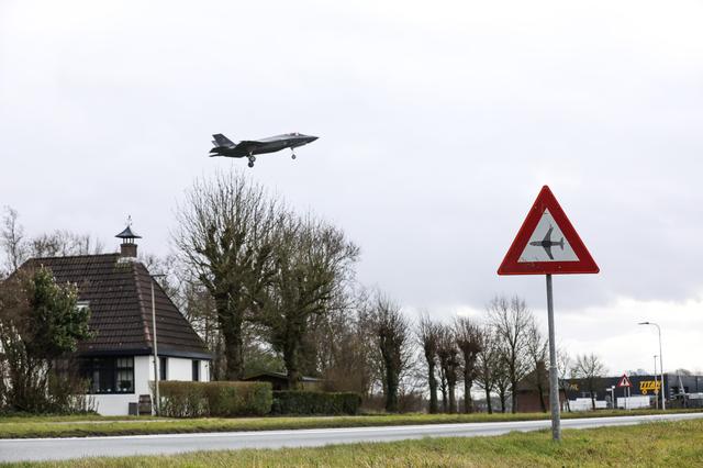 F35 NEE! Bewoners rond vliegveld Eelde in actie tegen komst jachtvliegtuigen