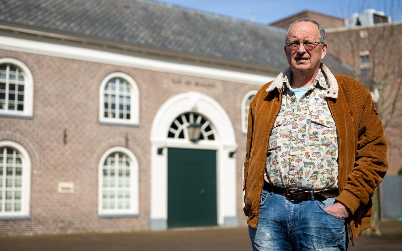 John Croezen voor het Huis van Bewaring in Assen, waar vanuit vele gevangenen zijn overgebracht naar Kamp Vught. Dat concentratiekamp werd bewaakt door vader Antoon Croezen, die er zelf na de oorlog gevangen zat. John Croezen voor het Huis van Bewaring in Assen, waar vanuit vele gevangenen zijn overgebracht naar Kamp Vught. Dat concentratiekamp werd bewaakt door vader Antoon Croezen, die er zelf na de oorlog gevangen zat.